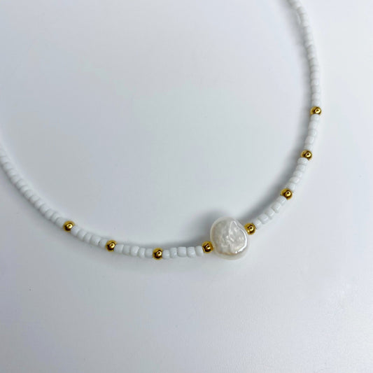 Collar de mostacillas blancas con perla