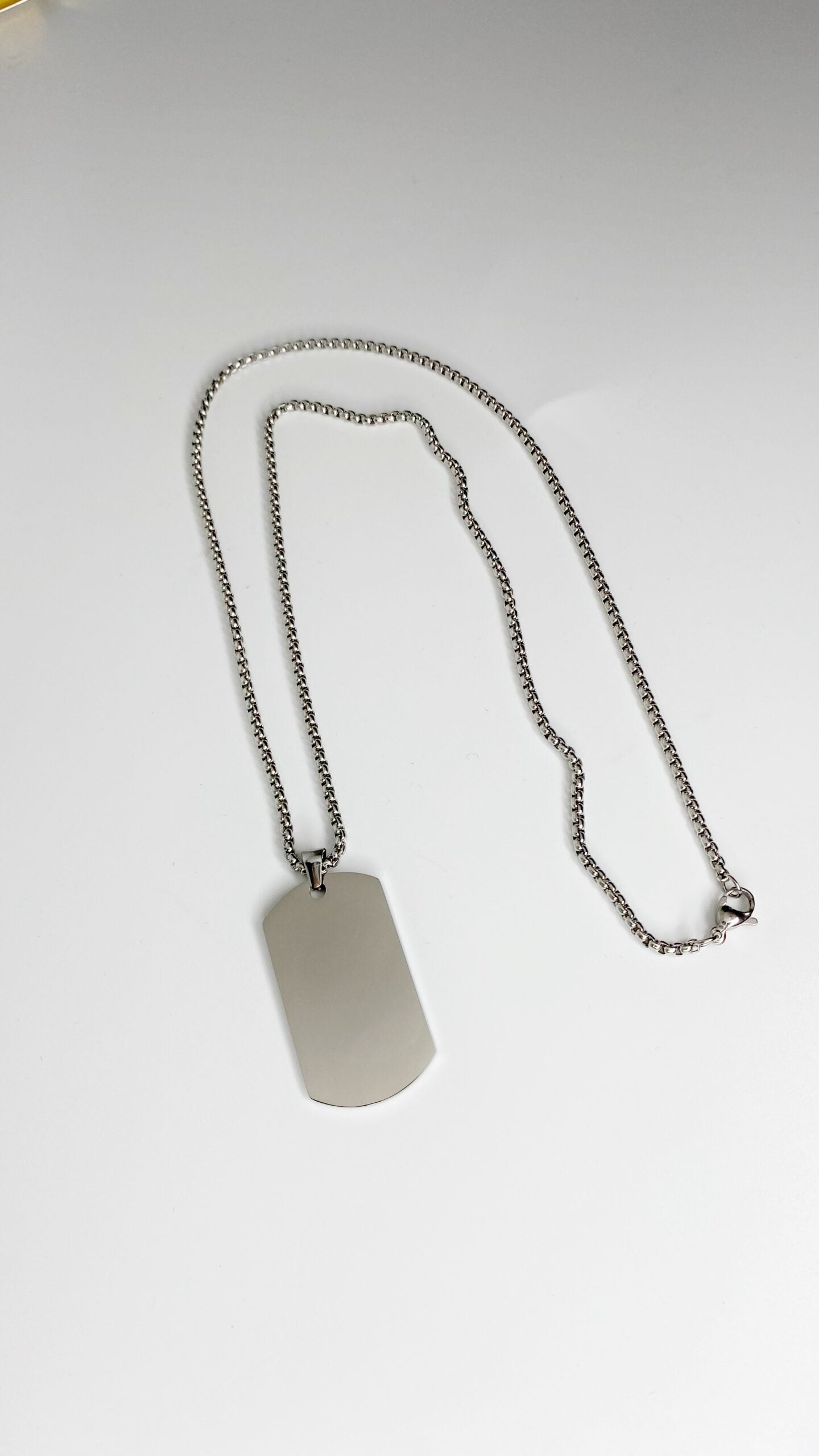 Cadena con placa rectangular personalizada