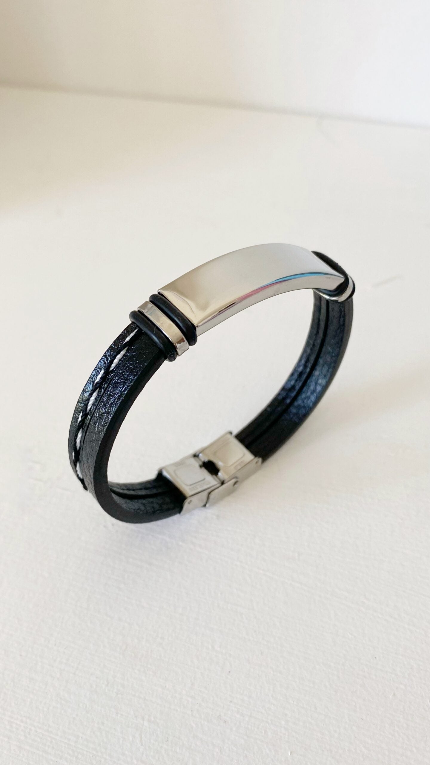 Pulsera con placa rectangular personalizada