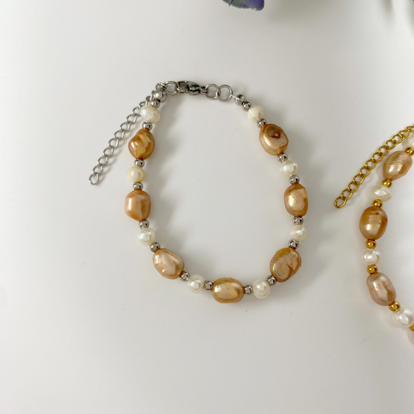 Pulsera de perlas blancas y marrones