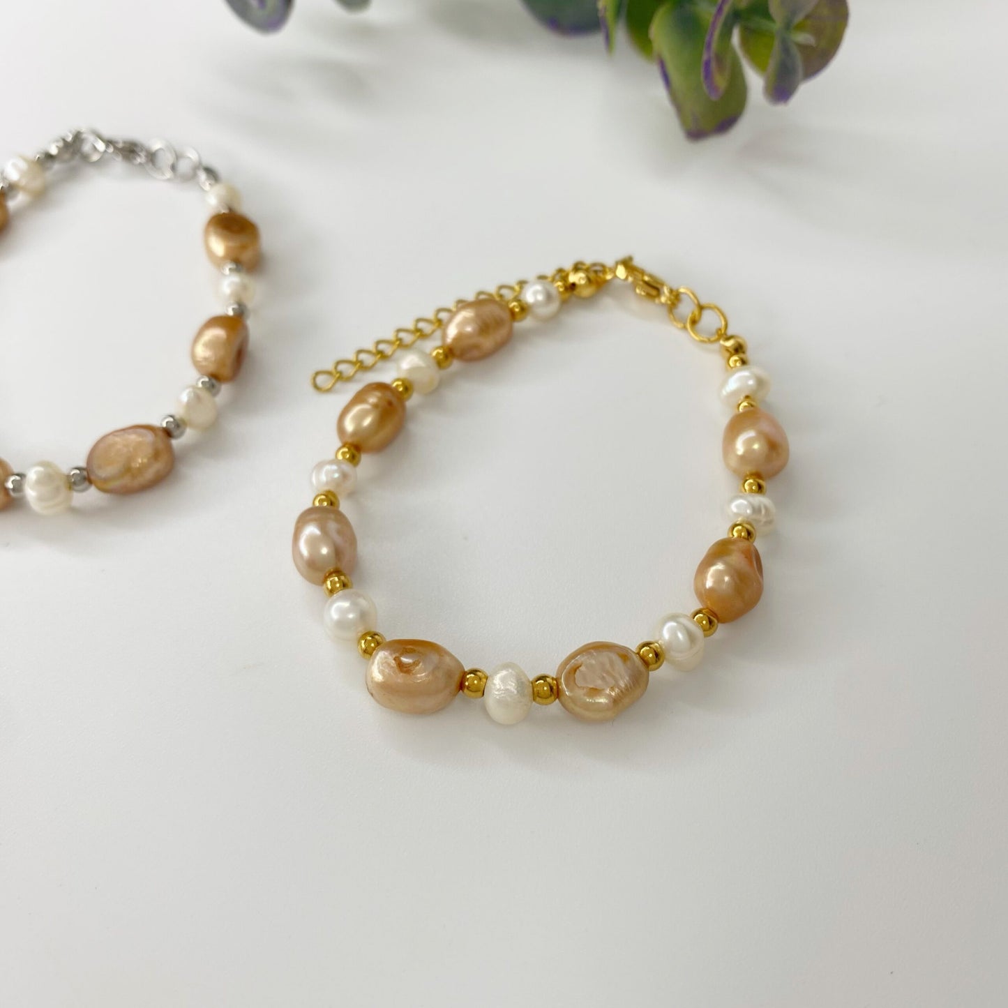 Pulsera de perlas blancas y marrones