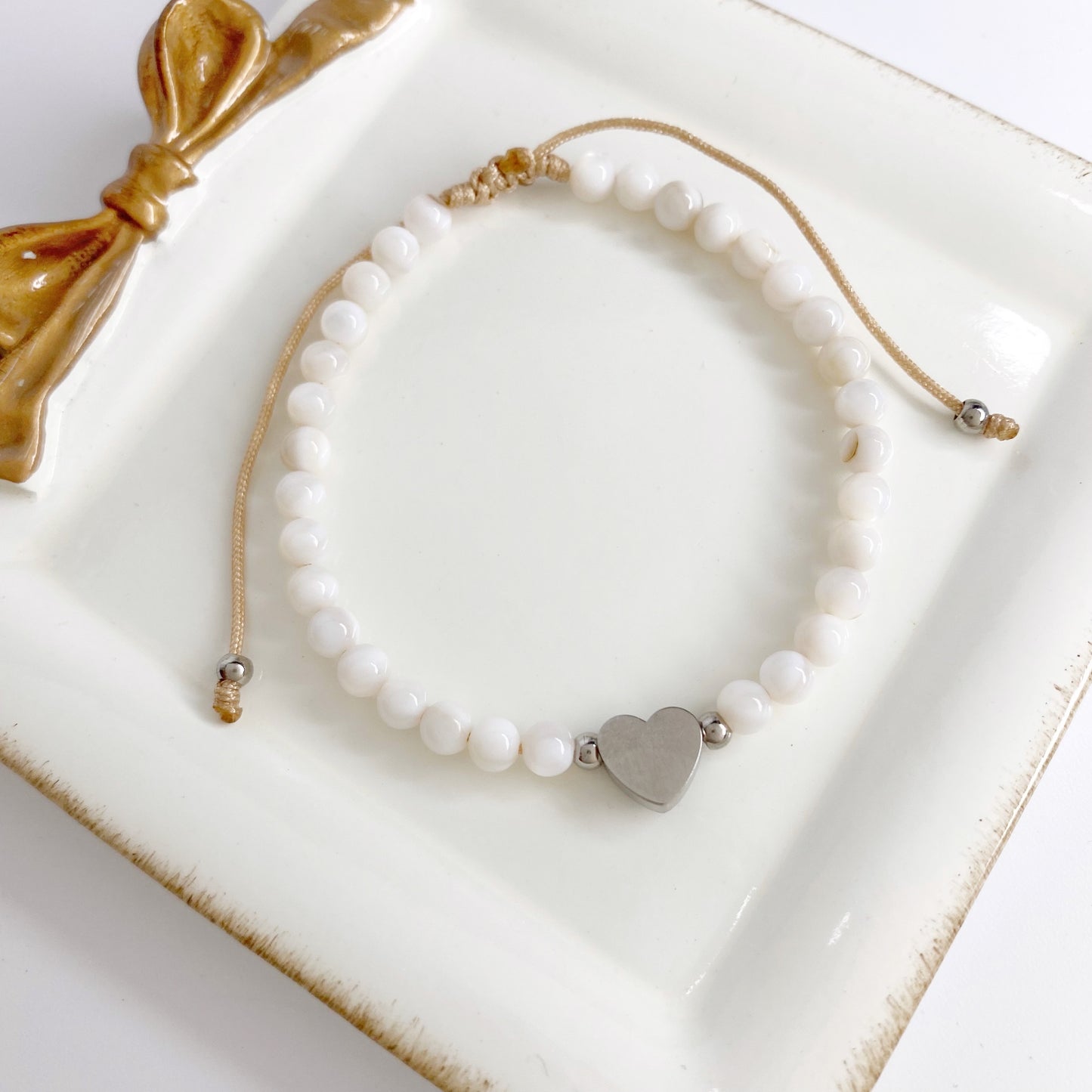 Pulsera de bolas de nácar con dije