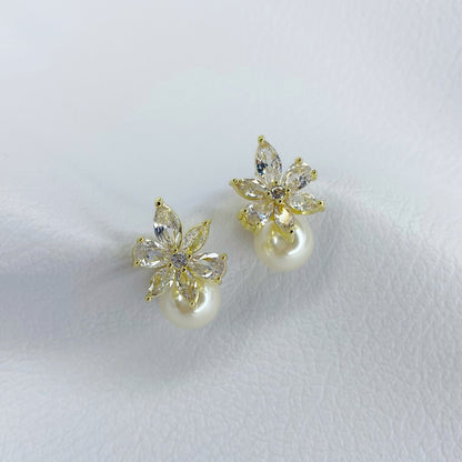 Aretes de flor con zirconias y perla