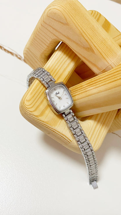 Reloj rectangular plateado con nácar