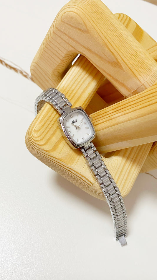 Reloj rectangular plateado con nácar