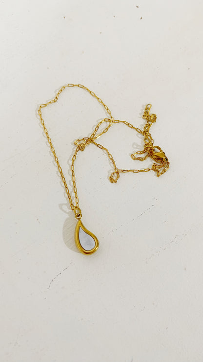 Cadena con gota blanca