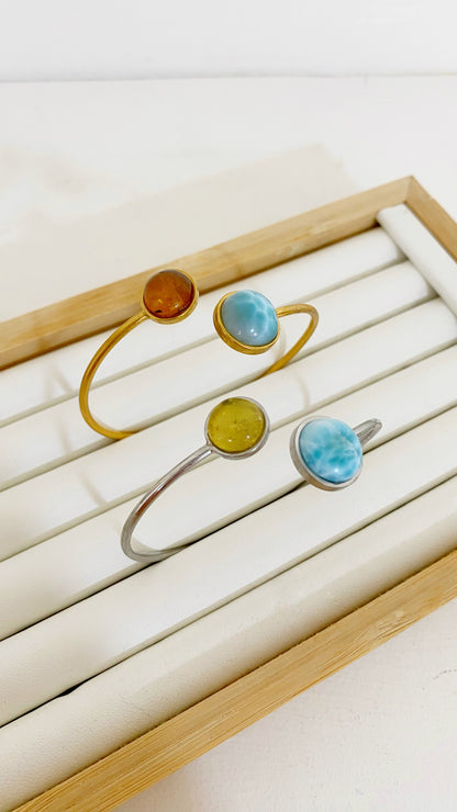Brazalete ajustable con larimar y ámbar