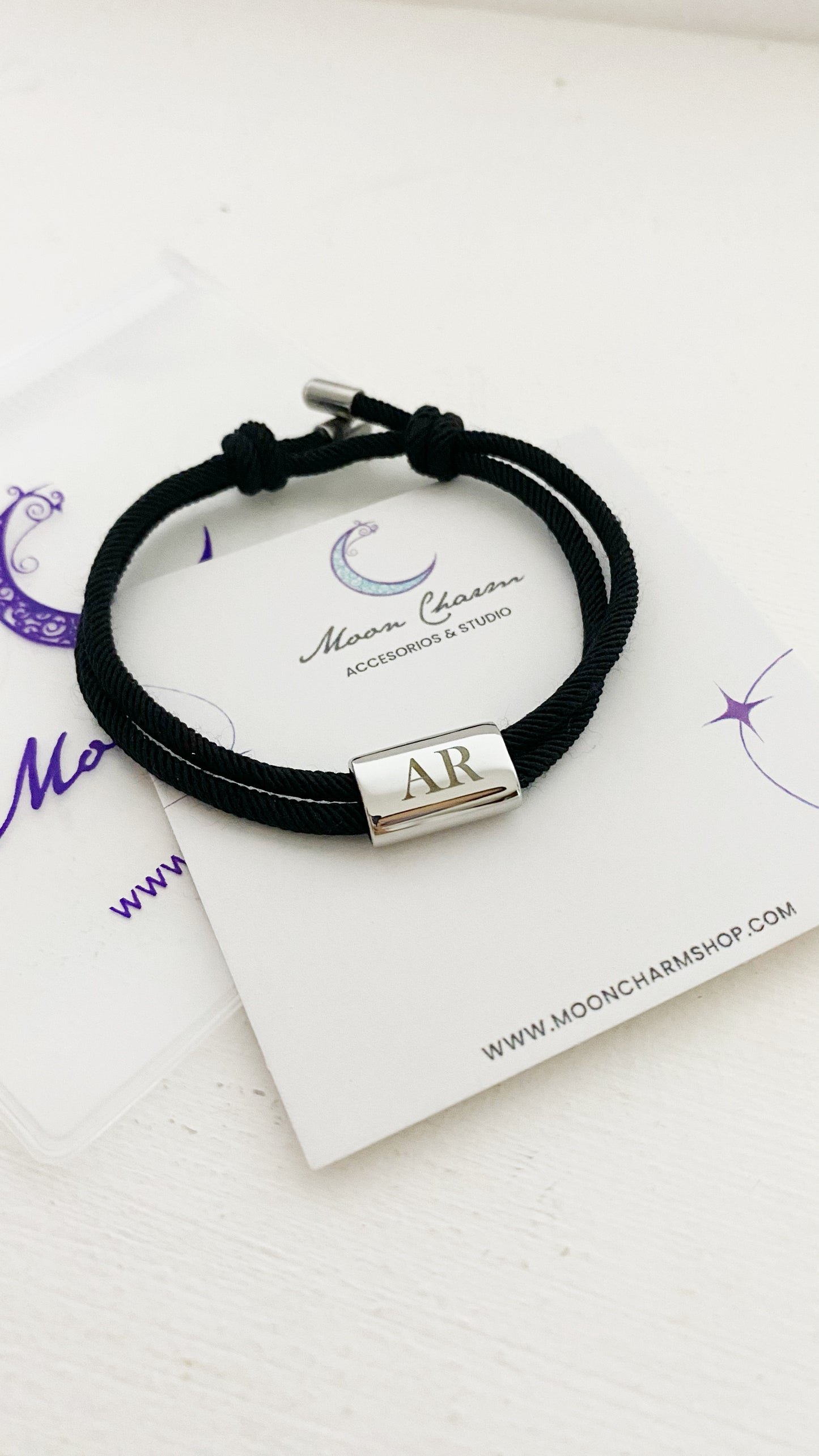 Pulsera de hilo con placa rectangular personalizada