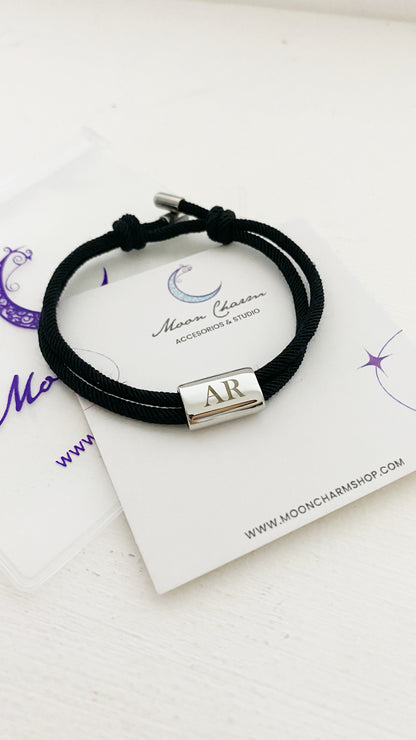 Pulsera de hilo con placa rectangular personalizada