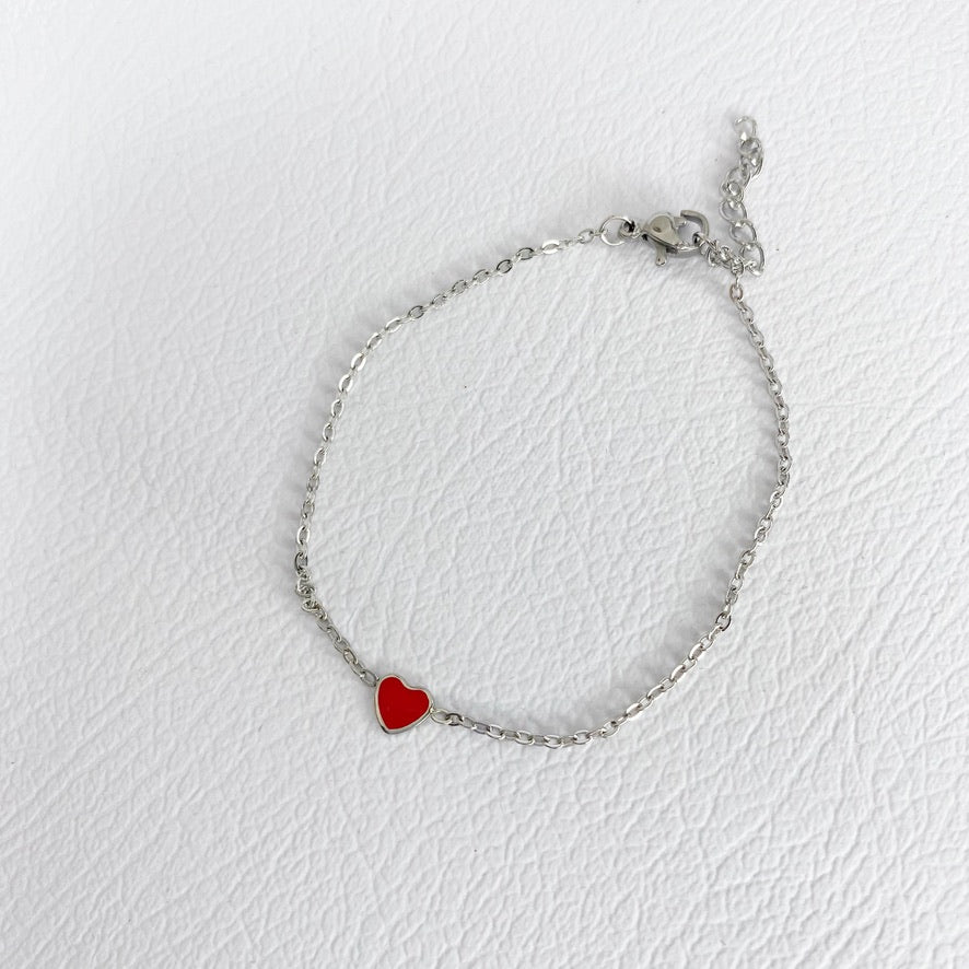 Pulsera con corazón rojo