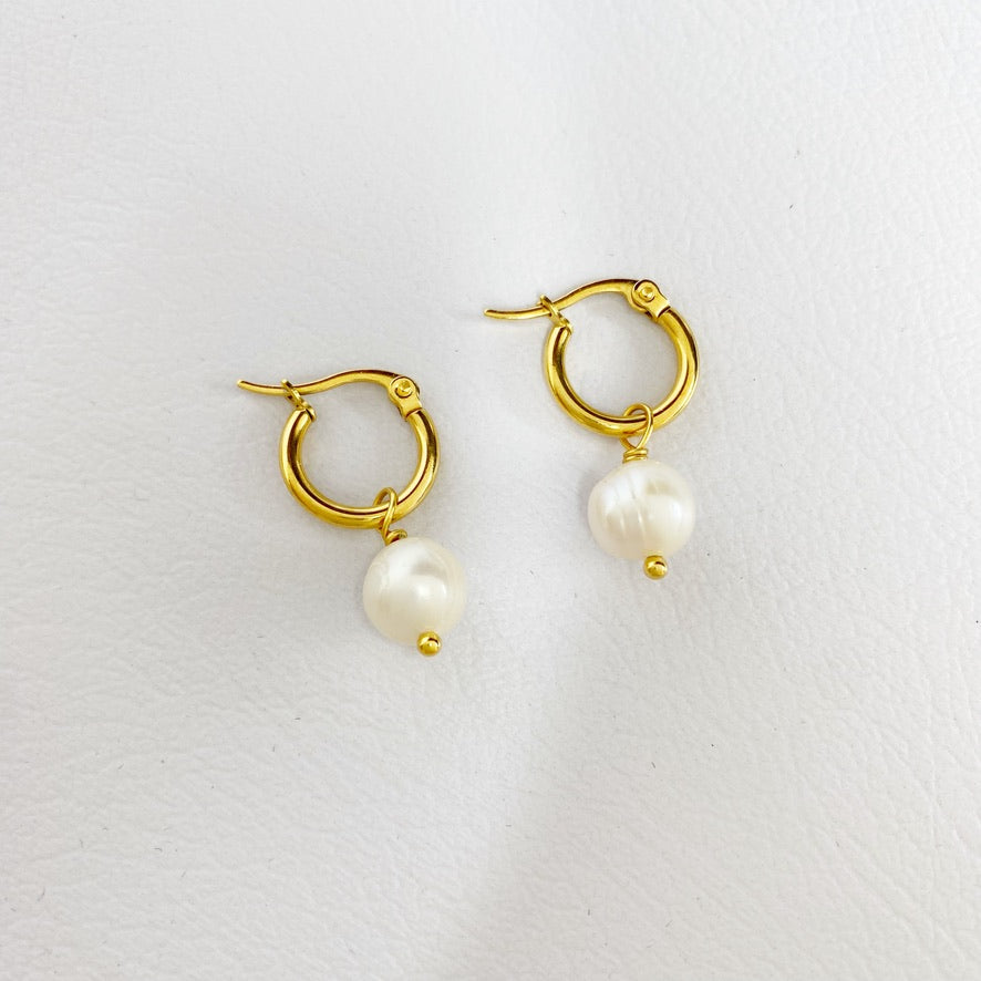Argollas con perlas de rio