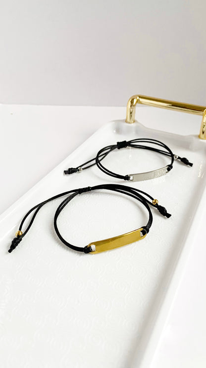 Pulsera de hilo negro con placa rectangular personalizada