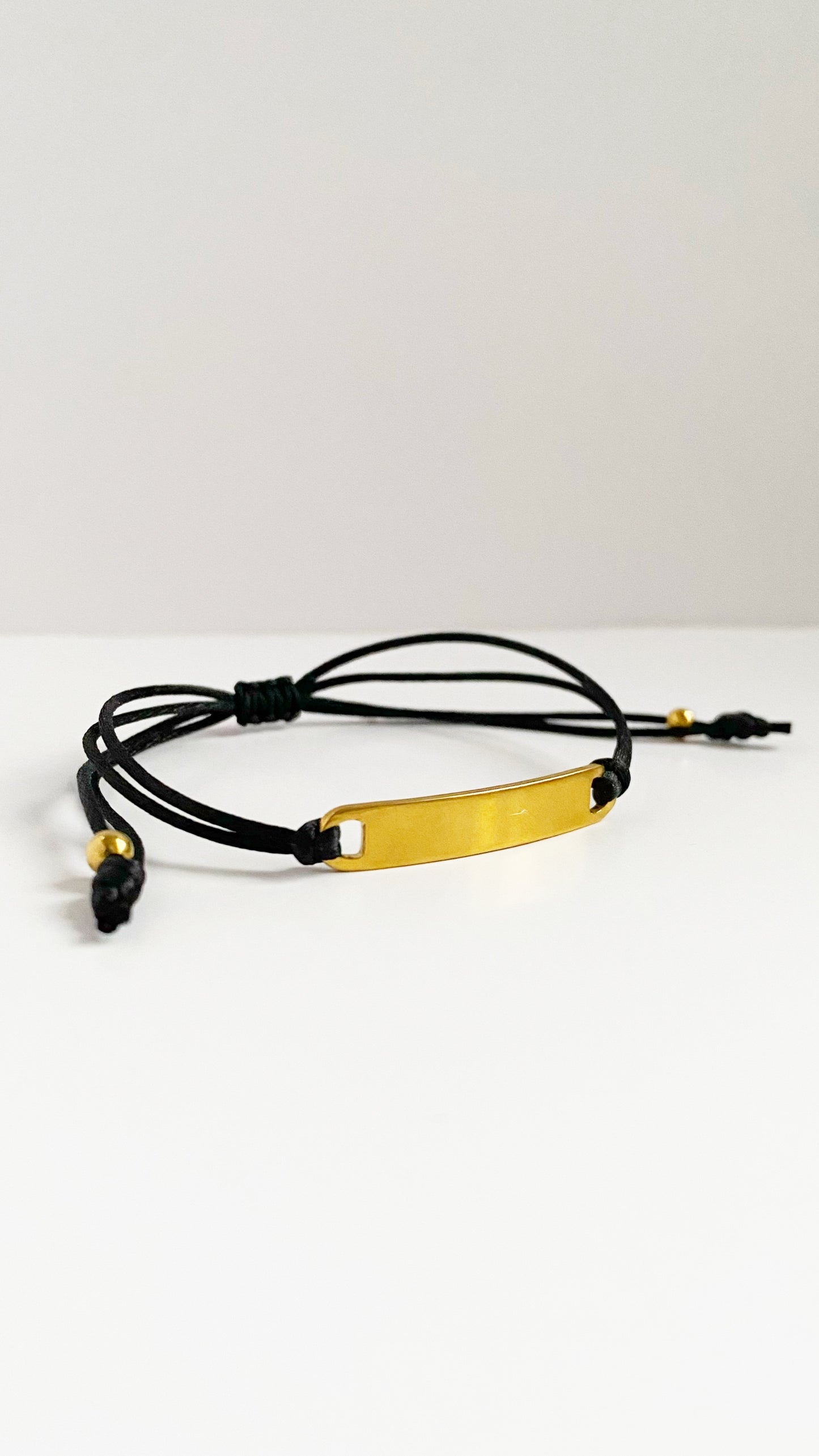 Pulsera de hilo negro con placa rectangular personalizada