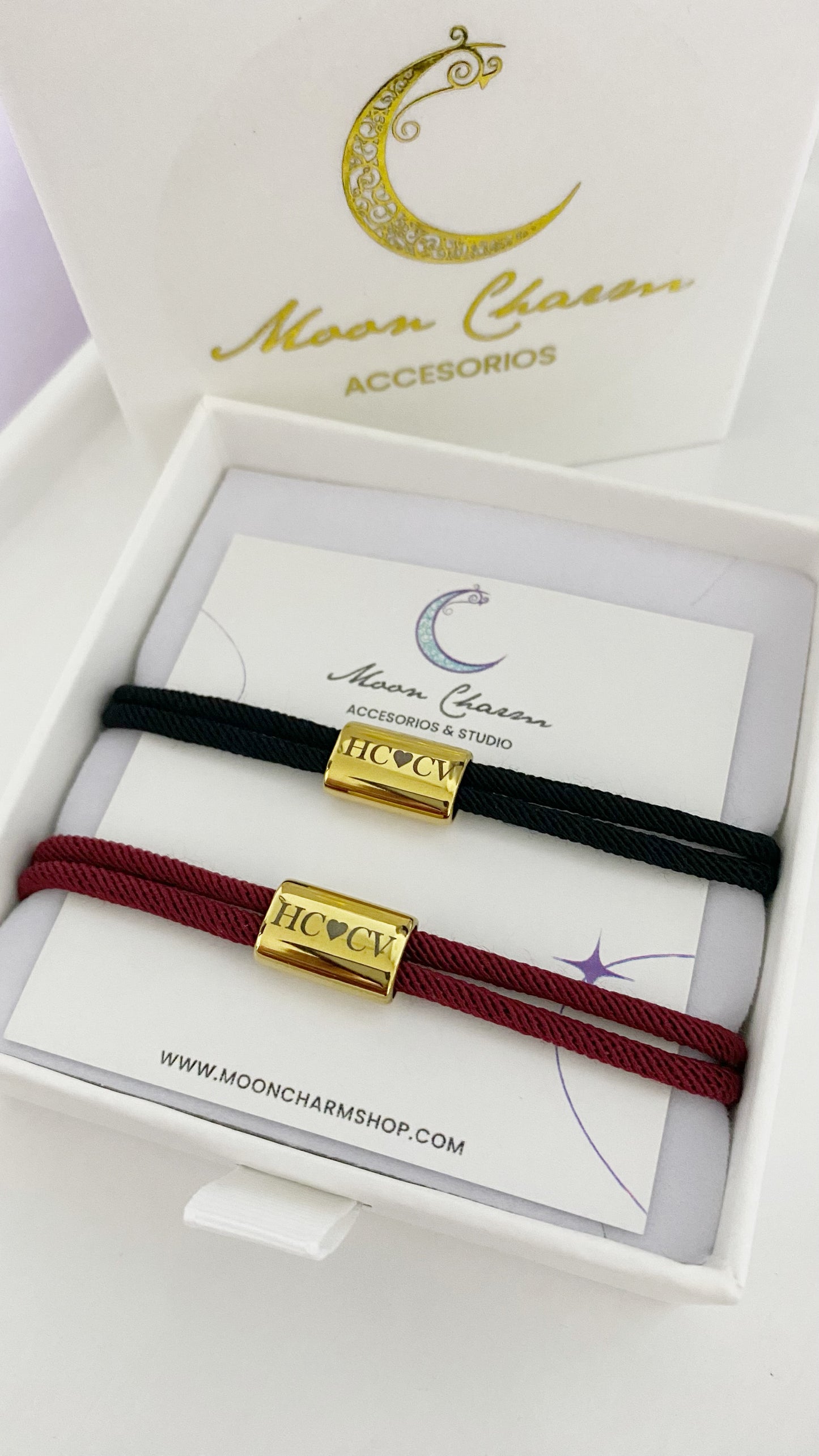 Pulsera de hilo con placa rectangular personalizada