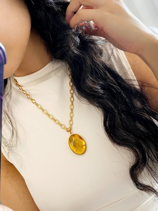 Cadena con ámbar ovalado grande
