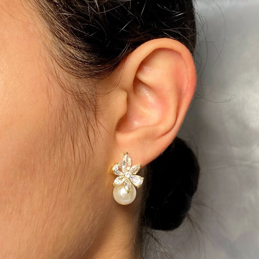 arete flor perla zirconia