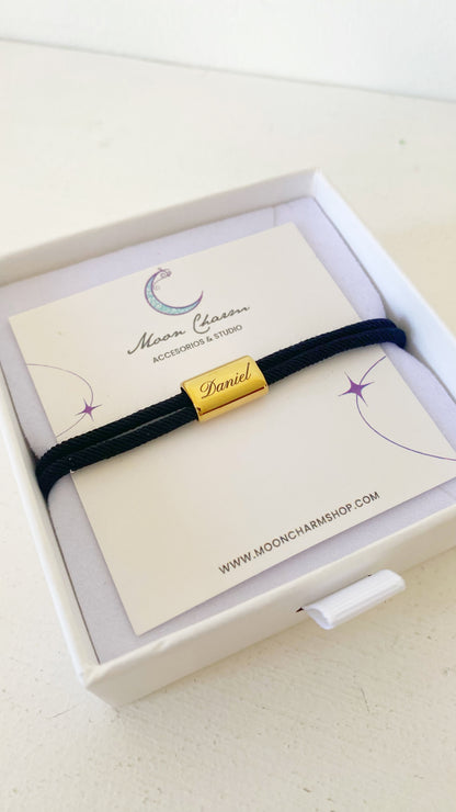 Pulsera de hilo con placa rectangular personalizada