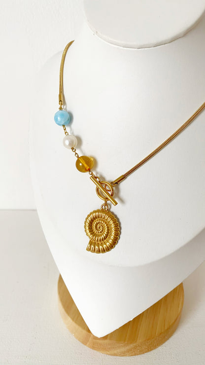 Cadena con caracol y larimar, ámbar y perla de rio