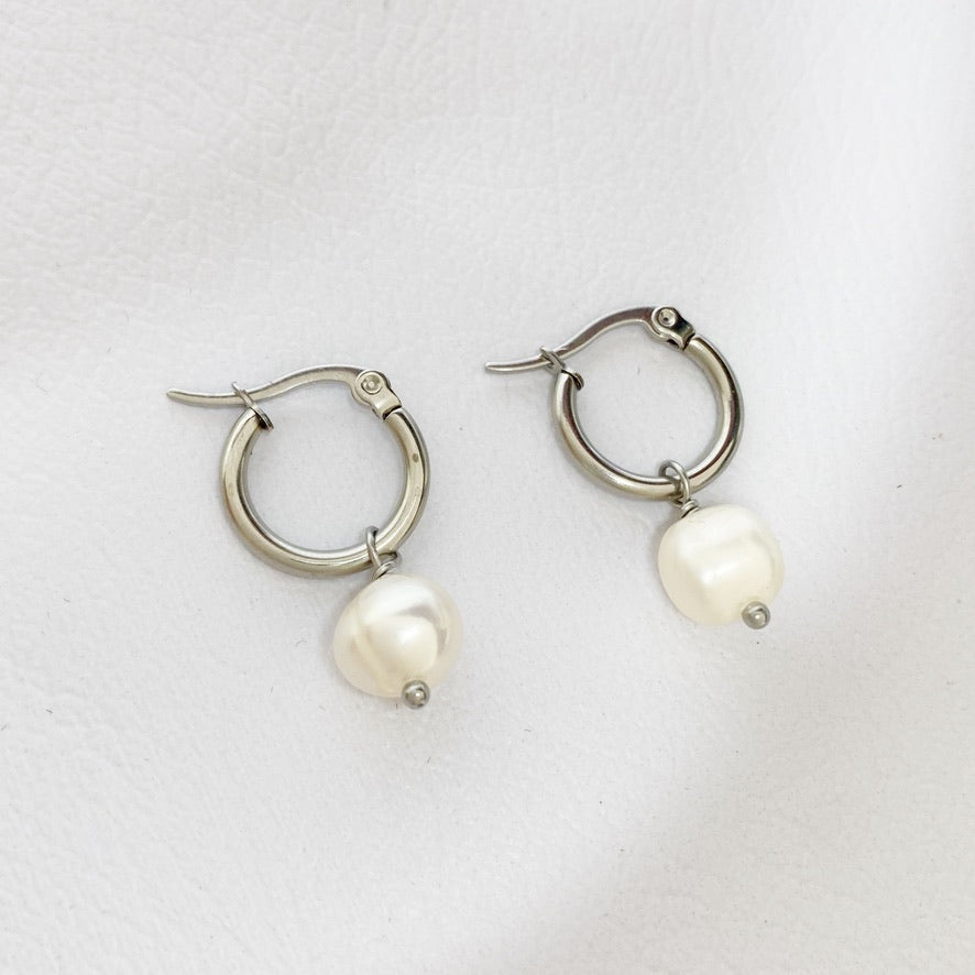 Argollas con perlas de rio