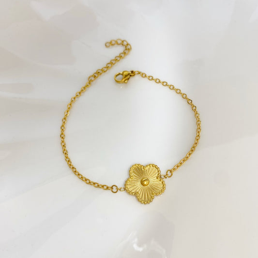 Pulsera con flor dorada