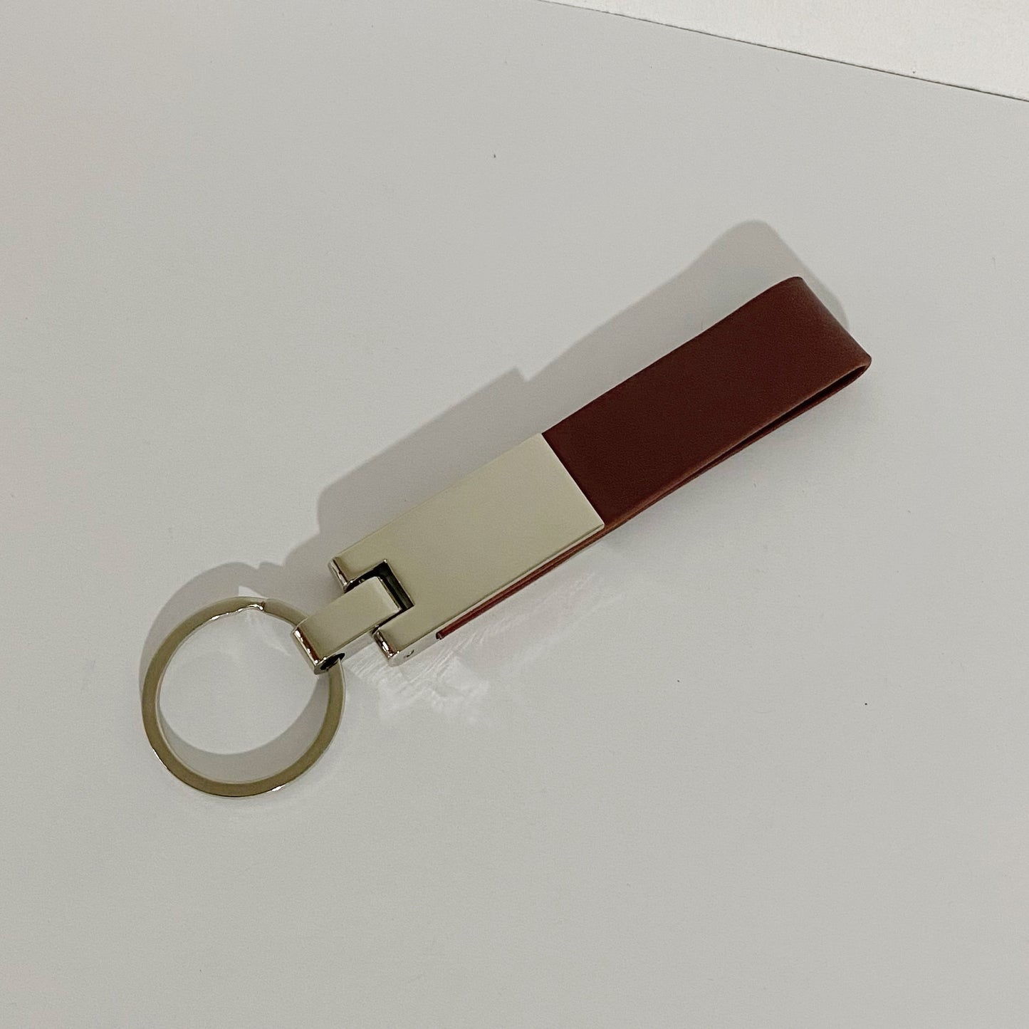Llavero de piel y acero personalizado