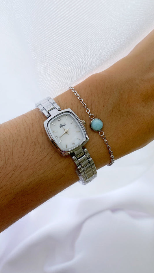 Reloj rectangular plateado con nácar