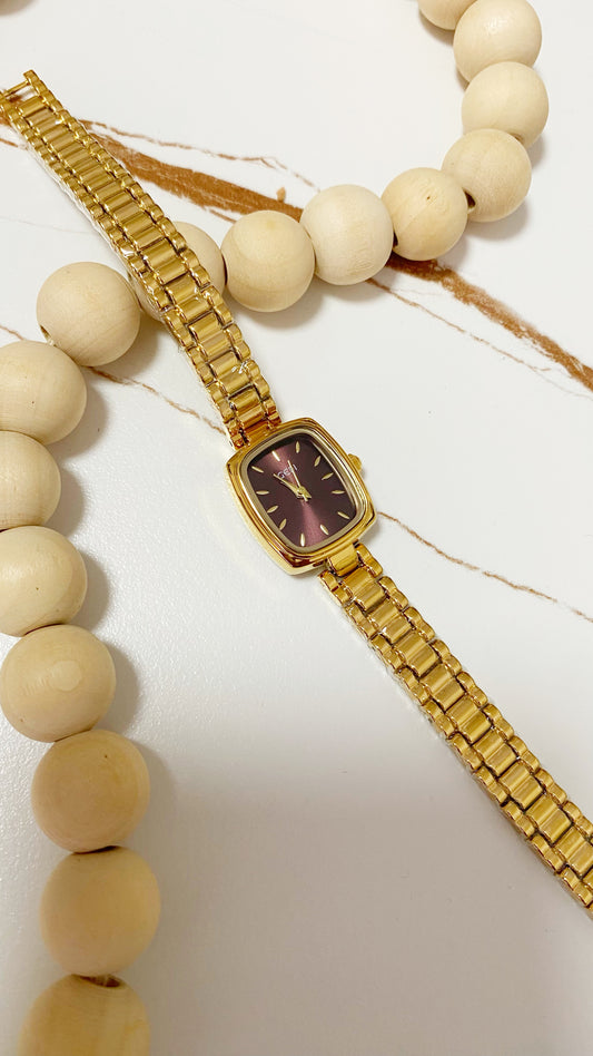 Reloj rectangular dorado con marrón