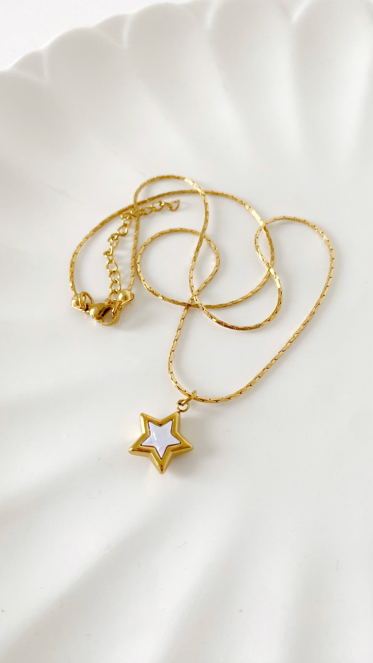 Cadena con estrella blanca