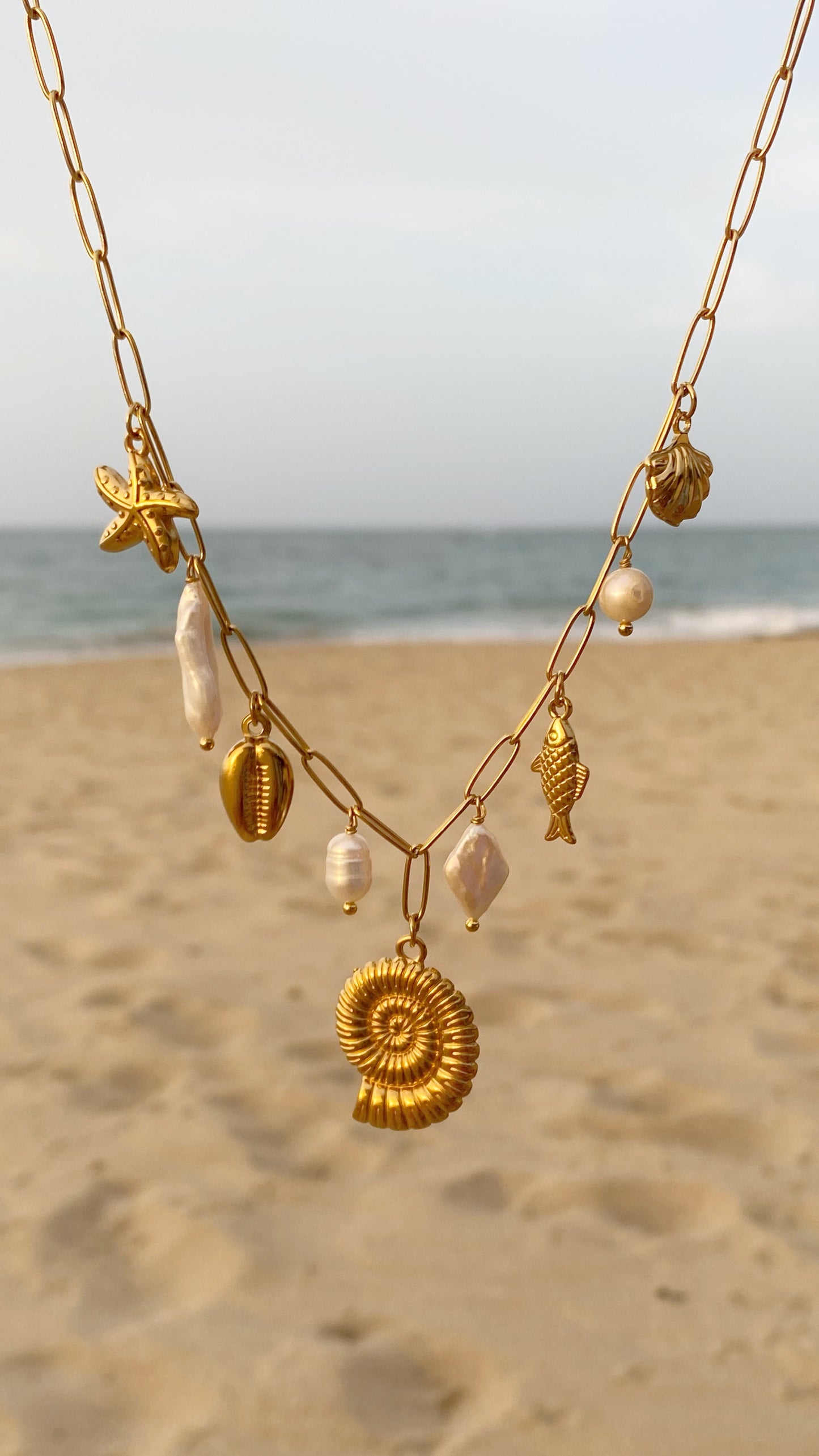Cadena con perlas y dijes playeros