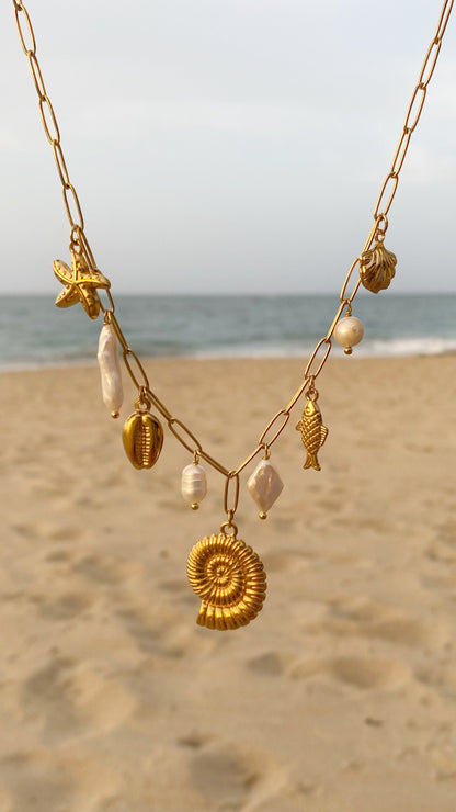 Cadena con perlas y dijes playeros