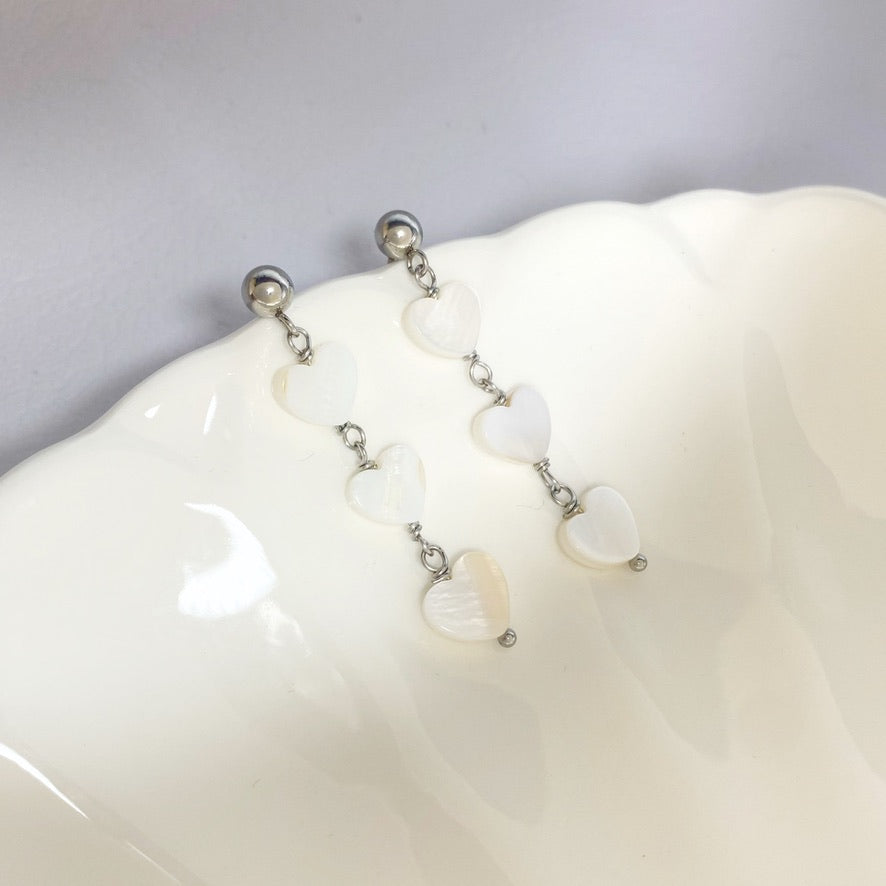 Aretes de corazones de nácar
