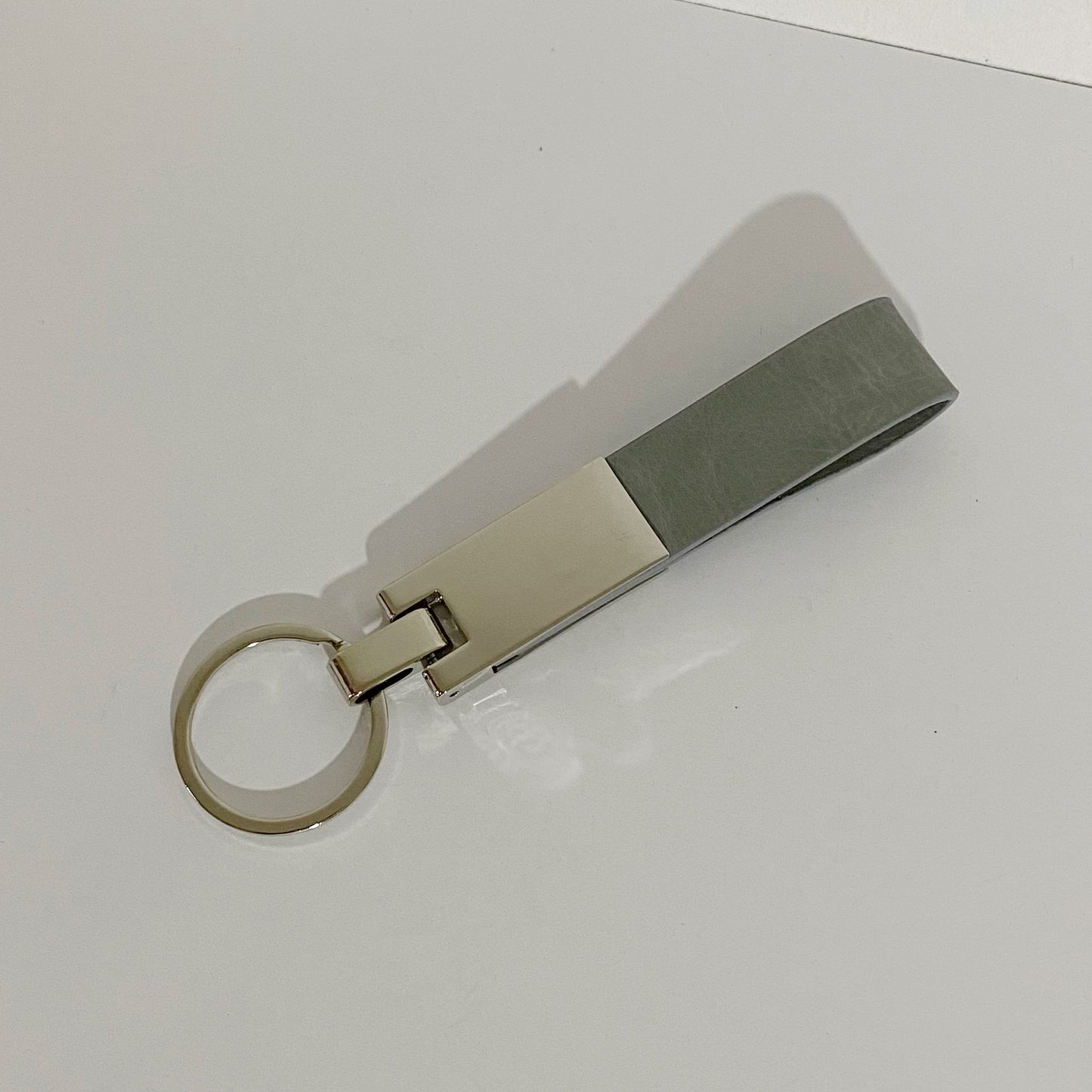 Llavero de piel y acero personalizado
