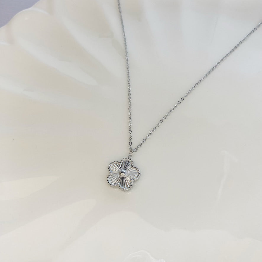 Cadena con flor plateada