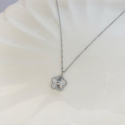 Cadena con flor plateada
