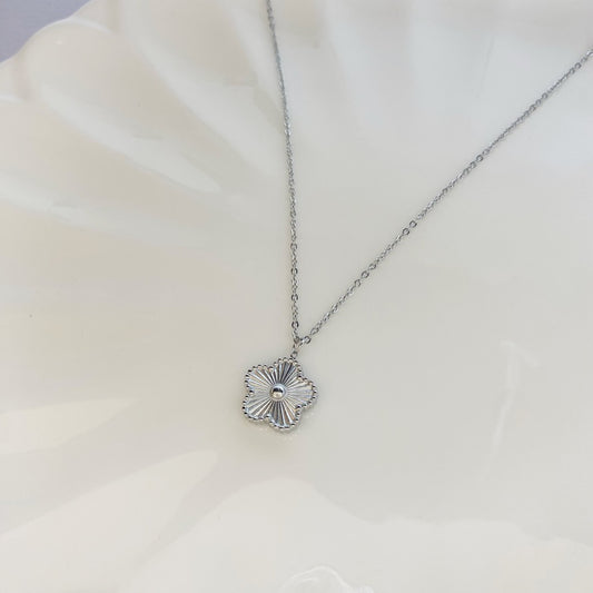 Cadena con flor plateada