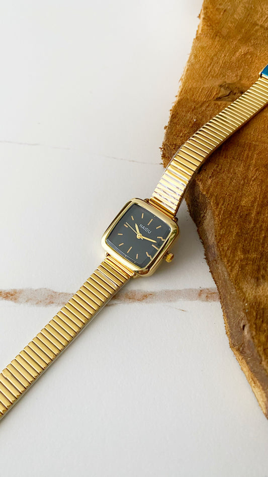 Reloj cuadrado dorado con negro