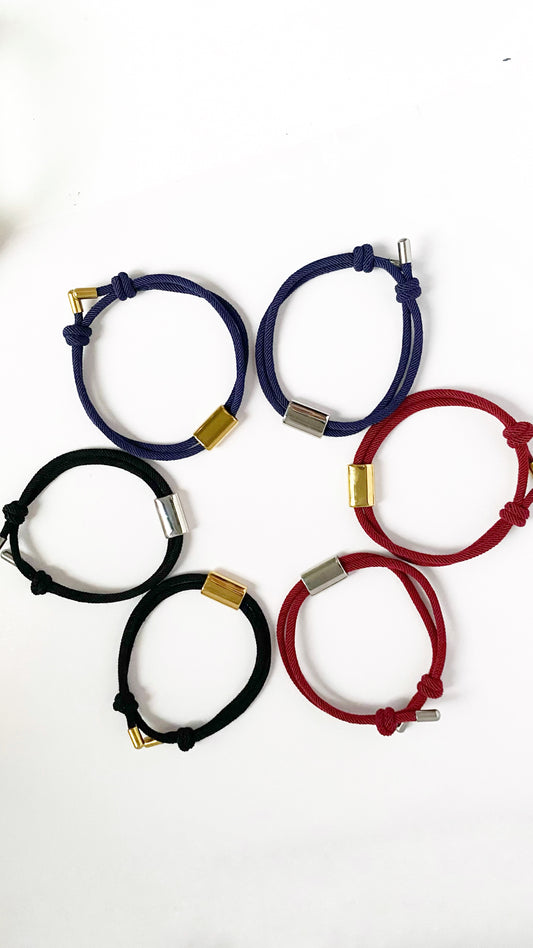 Pulsera de hilo con placa rectangular personalizada