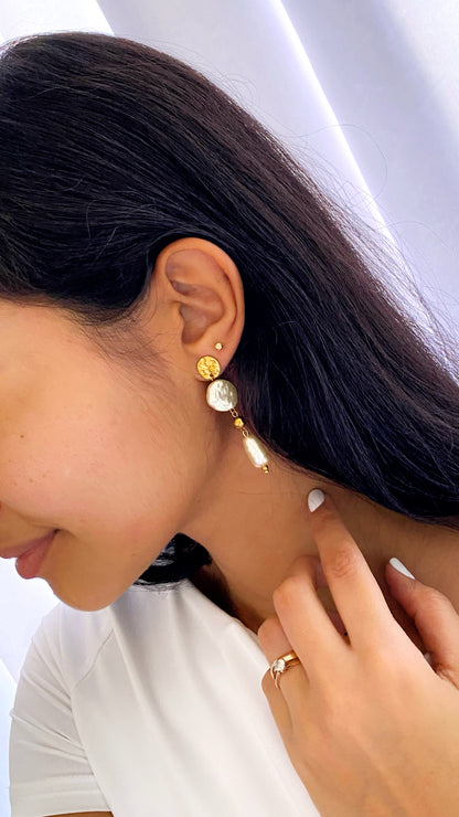 Aretes de perla redonda y de gota con bolas