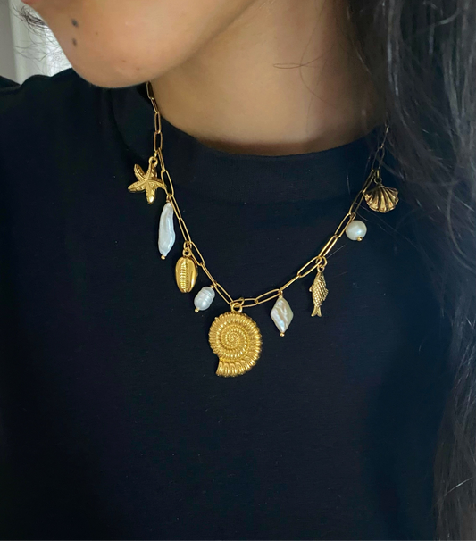 Cadena con perlas y dijes playeros