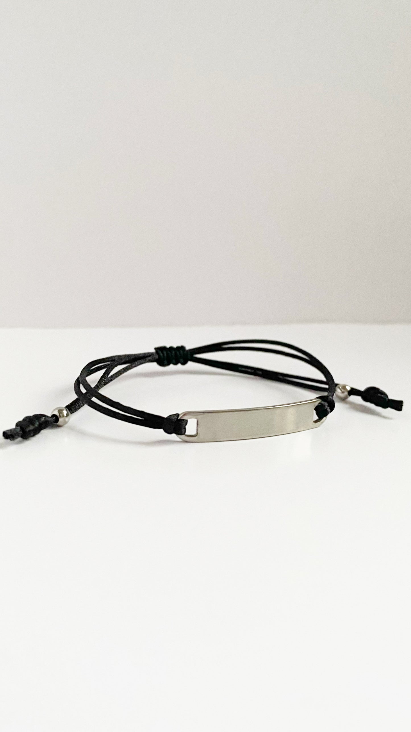 Pulsera de hilo negro con placa rectangular personalizada