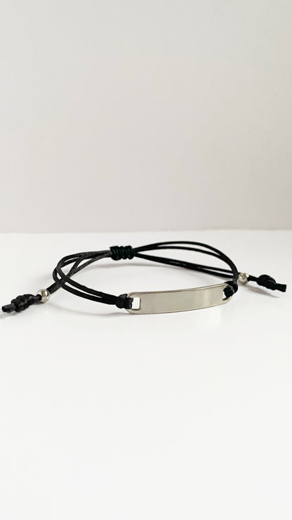 Pulsera de hilo negro con placa rectangular personalizada