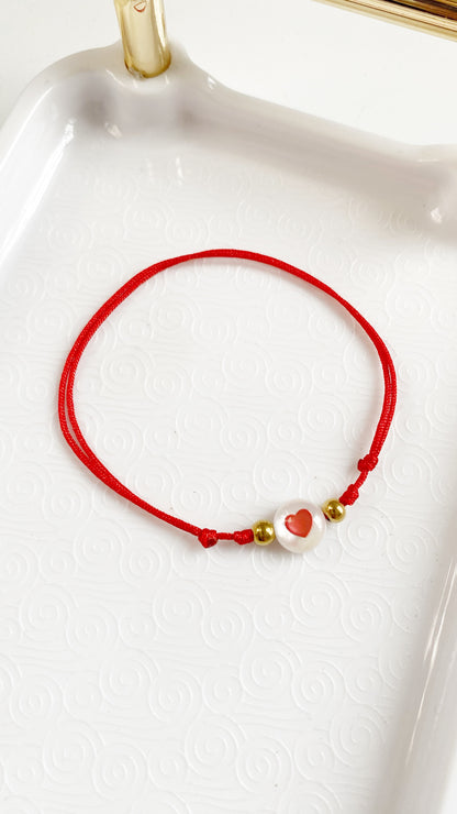 Pulsera de hilo con corazón rojo en nácar