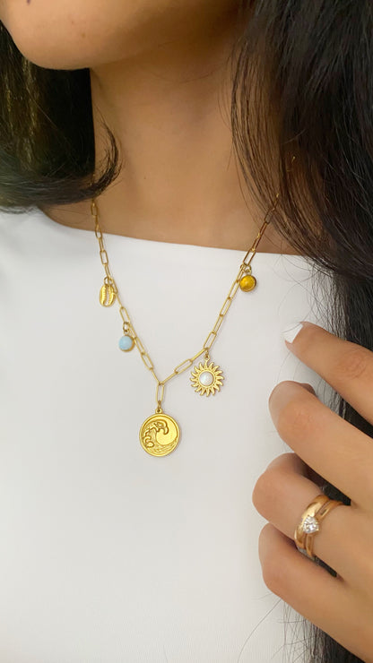 Cadena con ámbar, larimar, nácar y dijes marinos