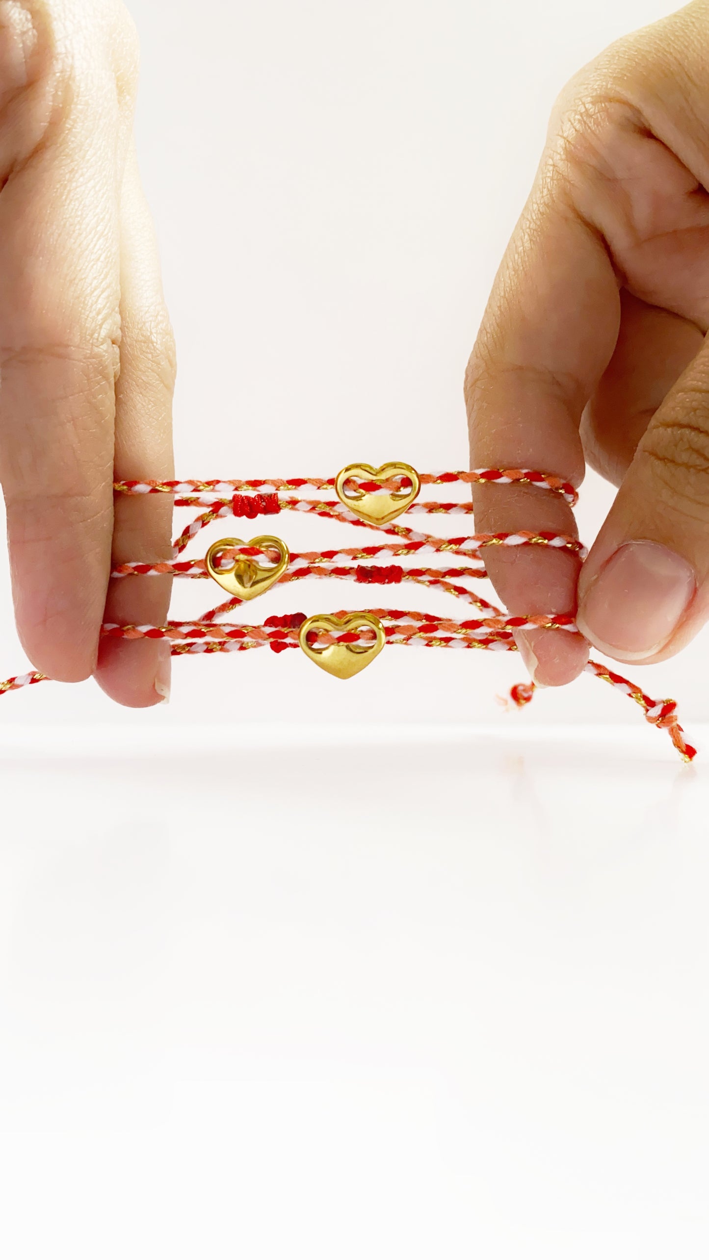 Pulsera de hilo con corazón