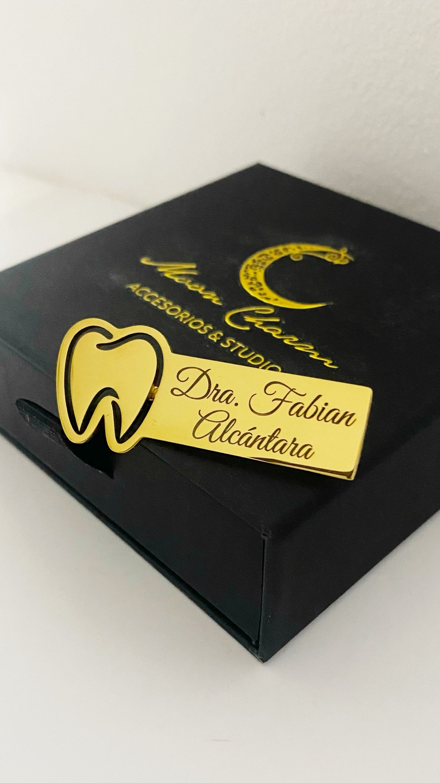 Broche odontología personalizado