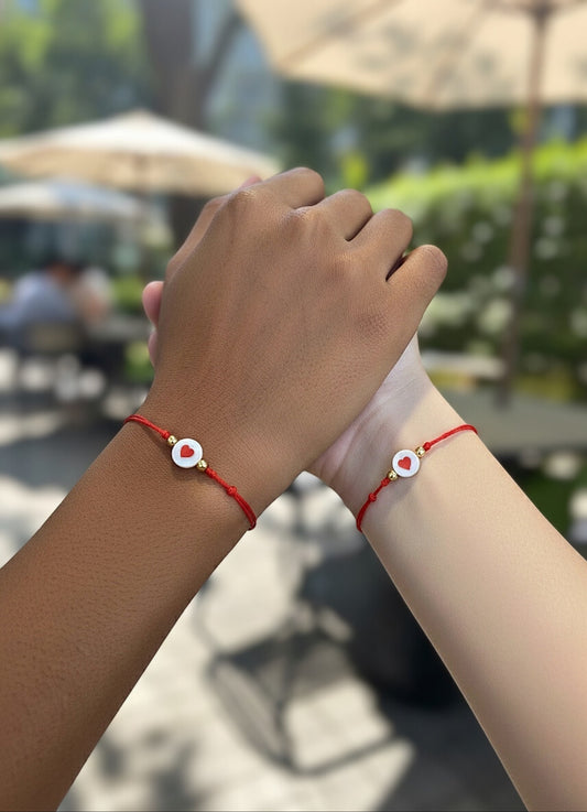 Pulsera de hilo con corazón rojo en nácar