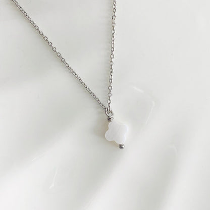 Cadena con dijes de nácar