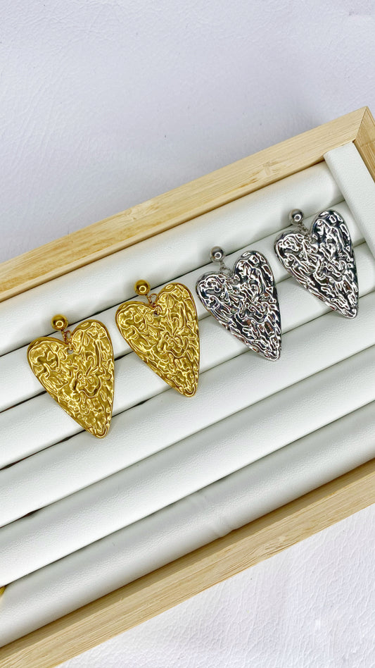 Aretes con corazón texturizado