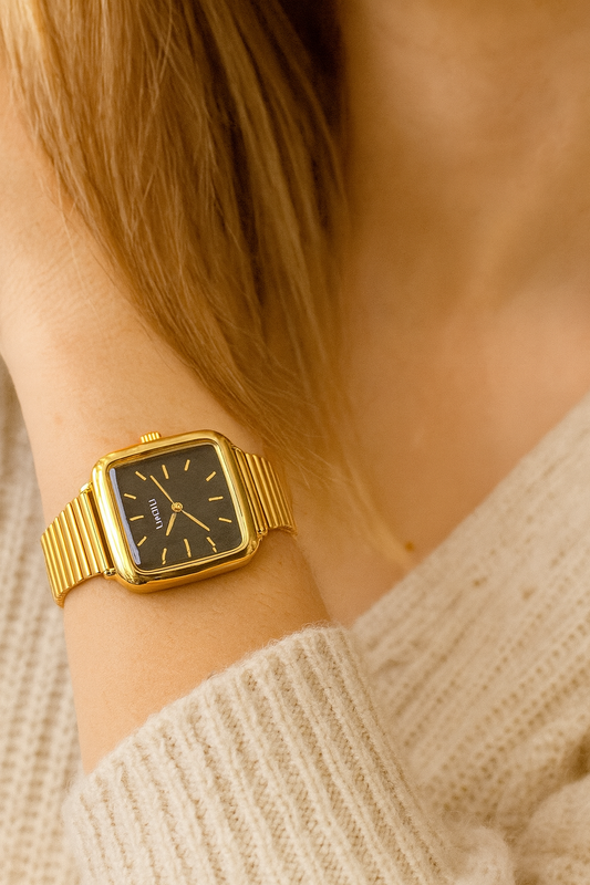 Reloj cuadrado dorado con negro
