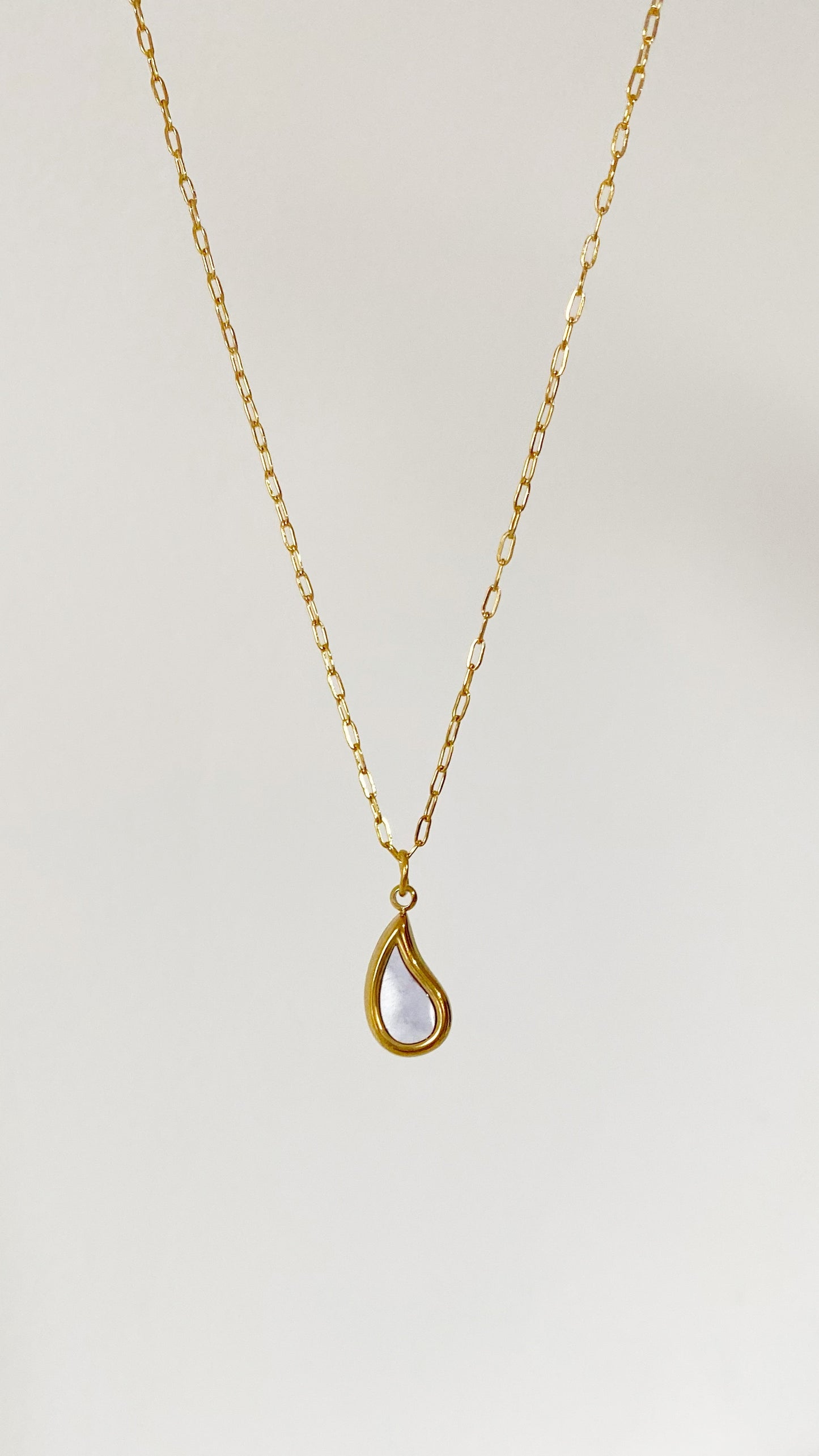 Cadena con gota blanca